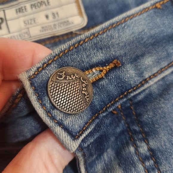 Free People Roller Crop Skinny Jeans Size 31/12 Medium Wash - Picture 9 of 16